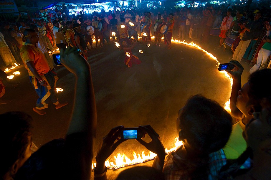 Widzowie robią zdjęcia na pokazie sztuczek z ogniem (Karthigai Deepam 2011)